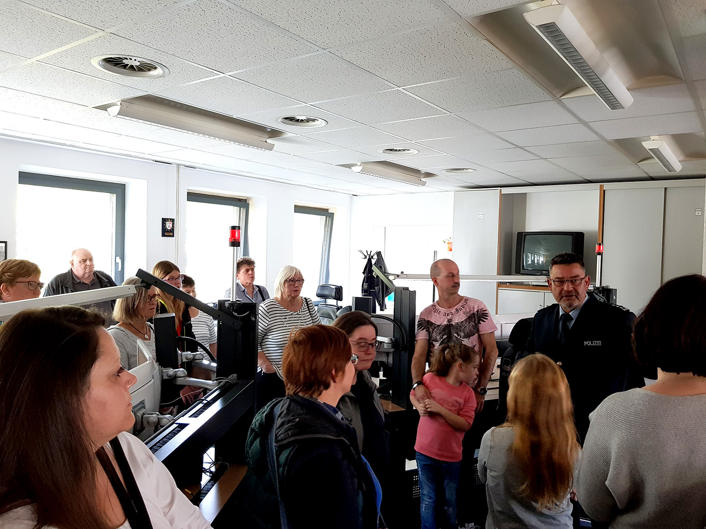 Besucher im Polizeipräsidium Krefeld zur Woche des Respekts besichtigen die Leitstelle