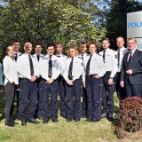 Polizeipräsident Rainer Furth mit neuen Mitarbeiterinnen und Mitarbeitern