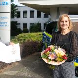 Innenminister Reul übergibt Christine Frücht ihre Ernennnungsurkunde