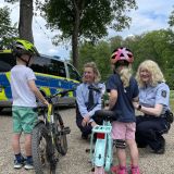 Polizei Krefeld im Gespräch mit kleinen Radfahrern