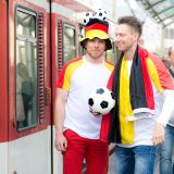 Fußballfans vor Straßenbahn
