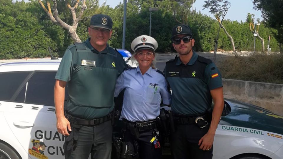 Zwei spanische Guardia-Civil-Polizisten in grüner Uniform gemeinsam mit deutsche Polizeibeamtin.