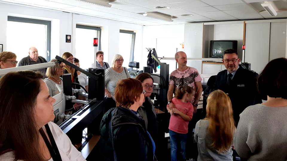 Besucher im Polizeipräsidium Krefeld zur Woche des Respekts besichtigen die Leitstelle