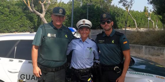 Zwei spanische Guardia-Civil-Polizisten in grüner Uniform gemeinsam mit deutsche Polizeibeamtin.